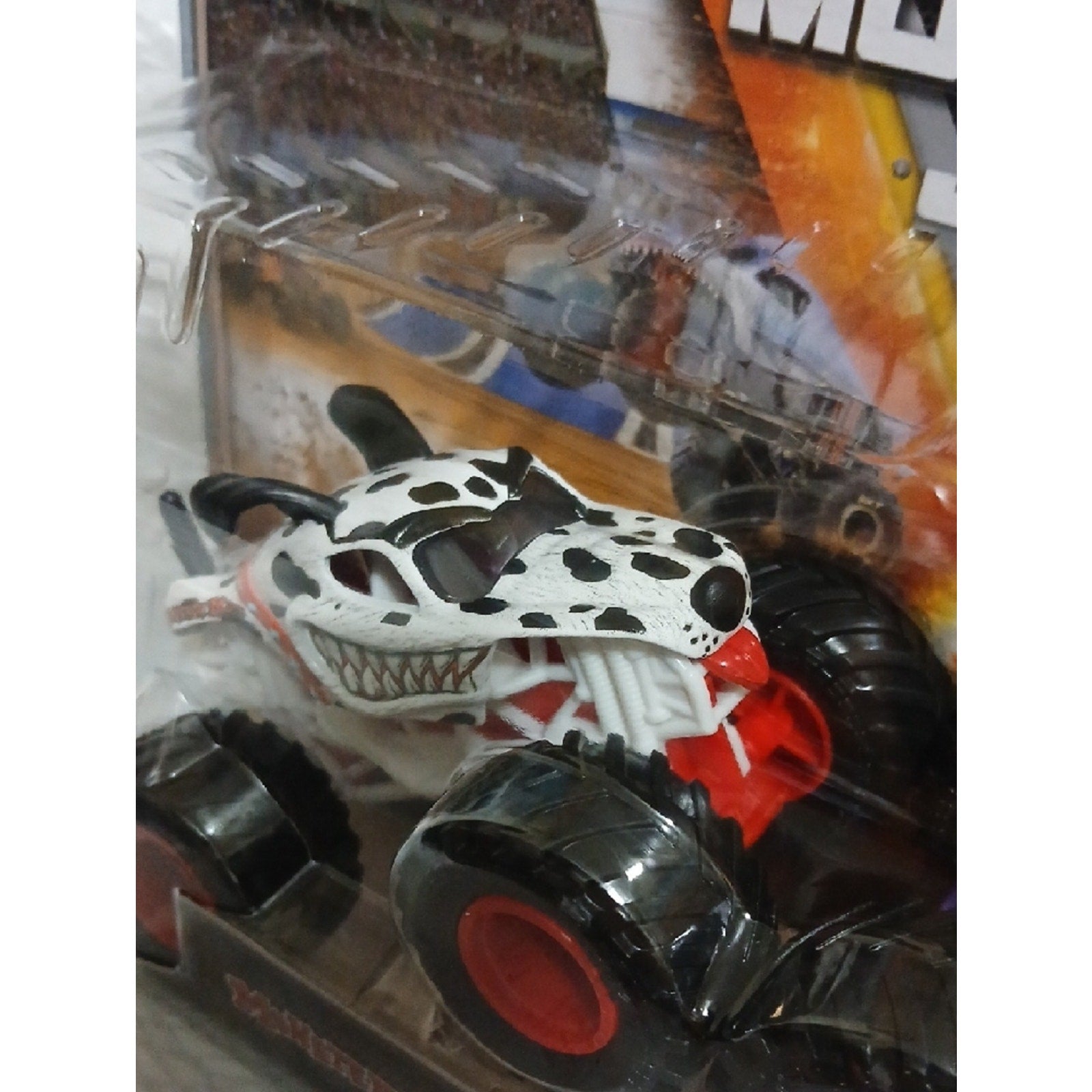 Monster Jam 2-Pack: Monster Mutt & Calavera Truck in White, Orange, Purple