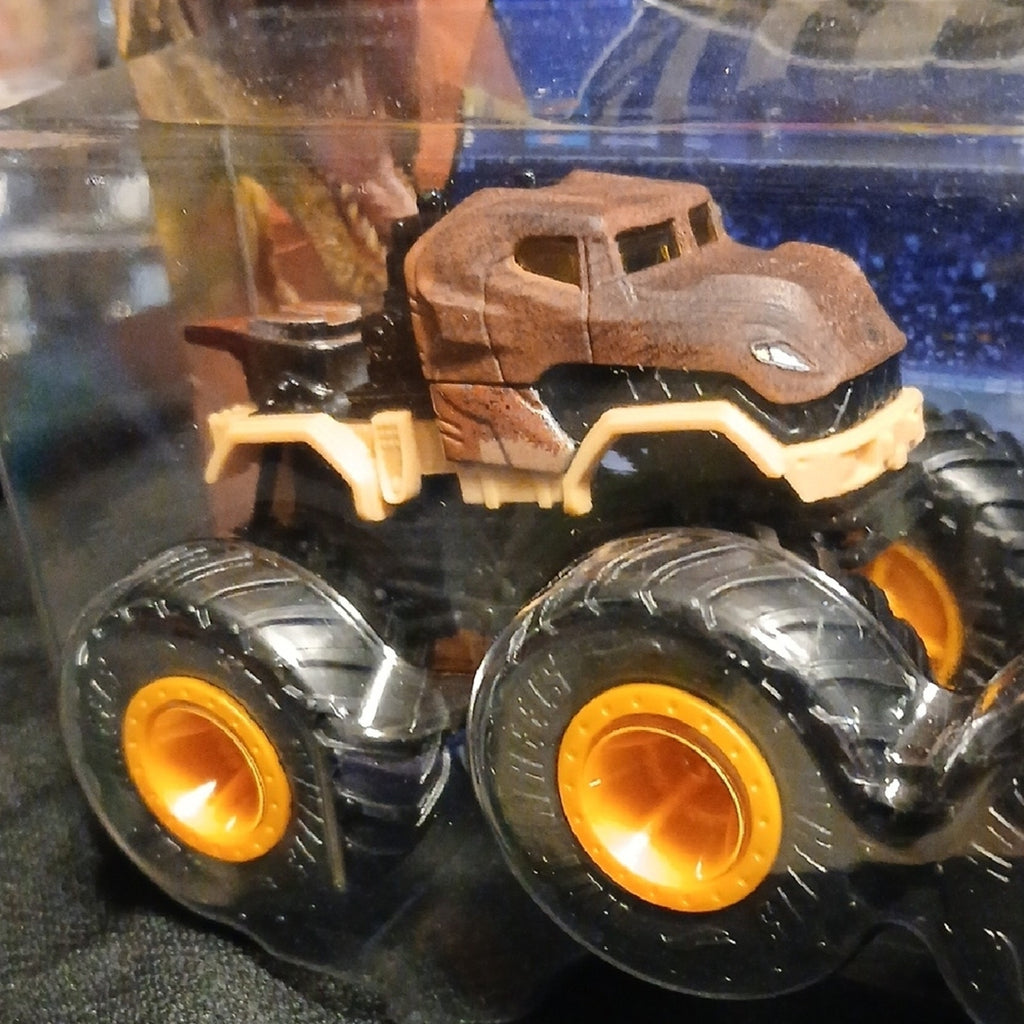 Tyrannosaurus REX VS TRICERATOPS Hot Wheels Monster Trucks Set - Brown  & Green