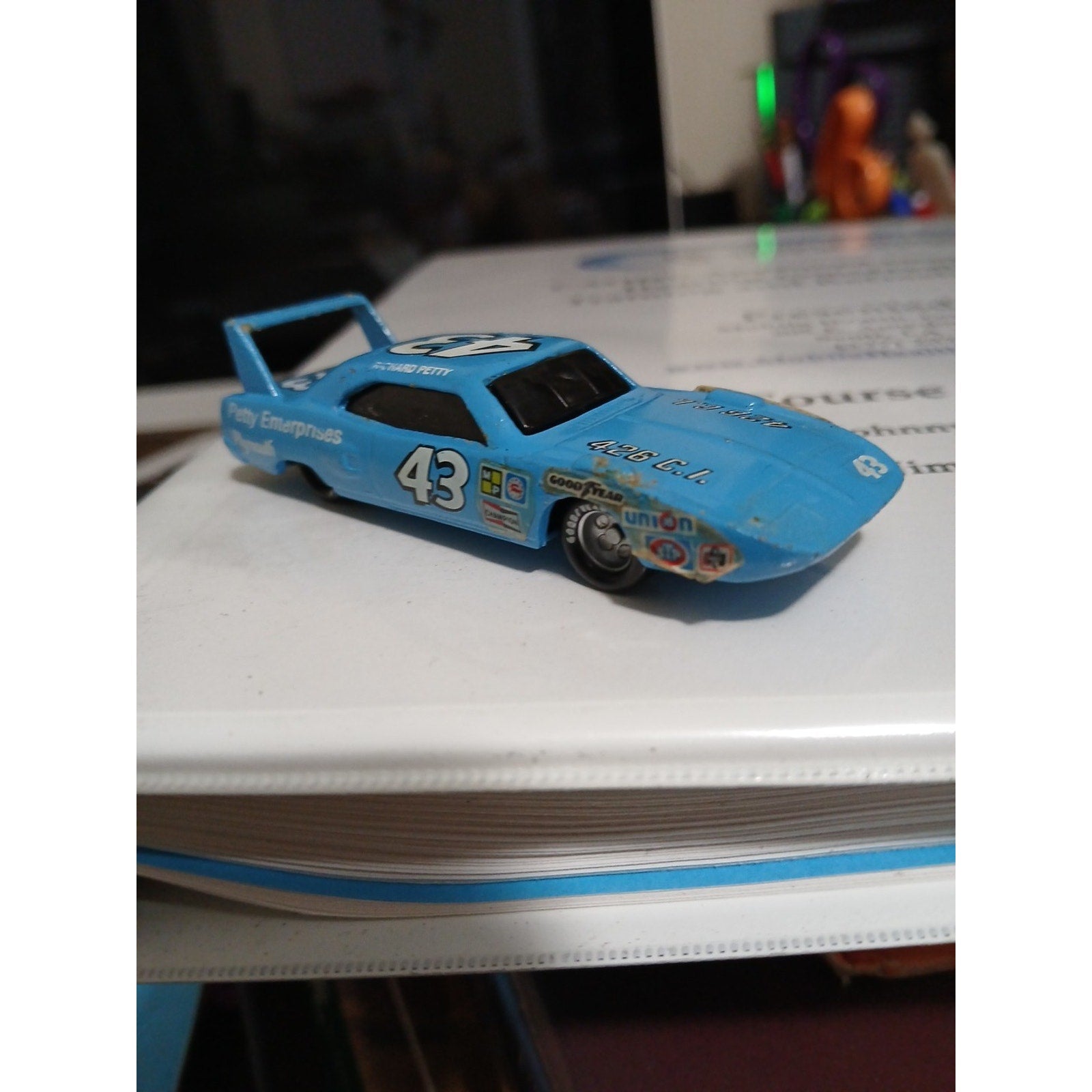 RICHARD PETTY VINTAGE MODEL 1970 PLYMOUTH SUPERBIRD RACING CHAMPIONS 1/64 CAR