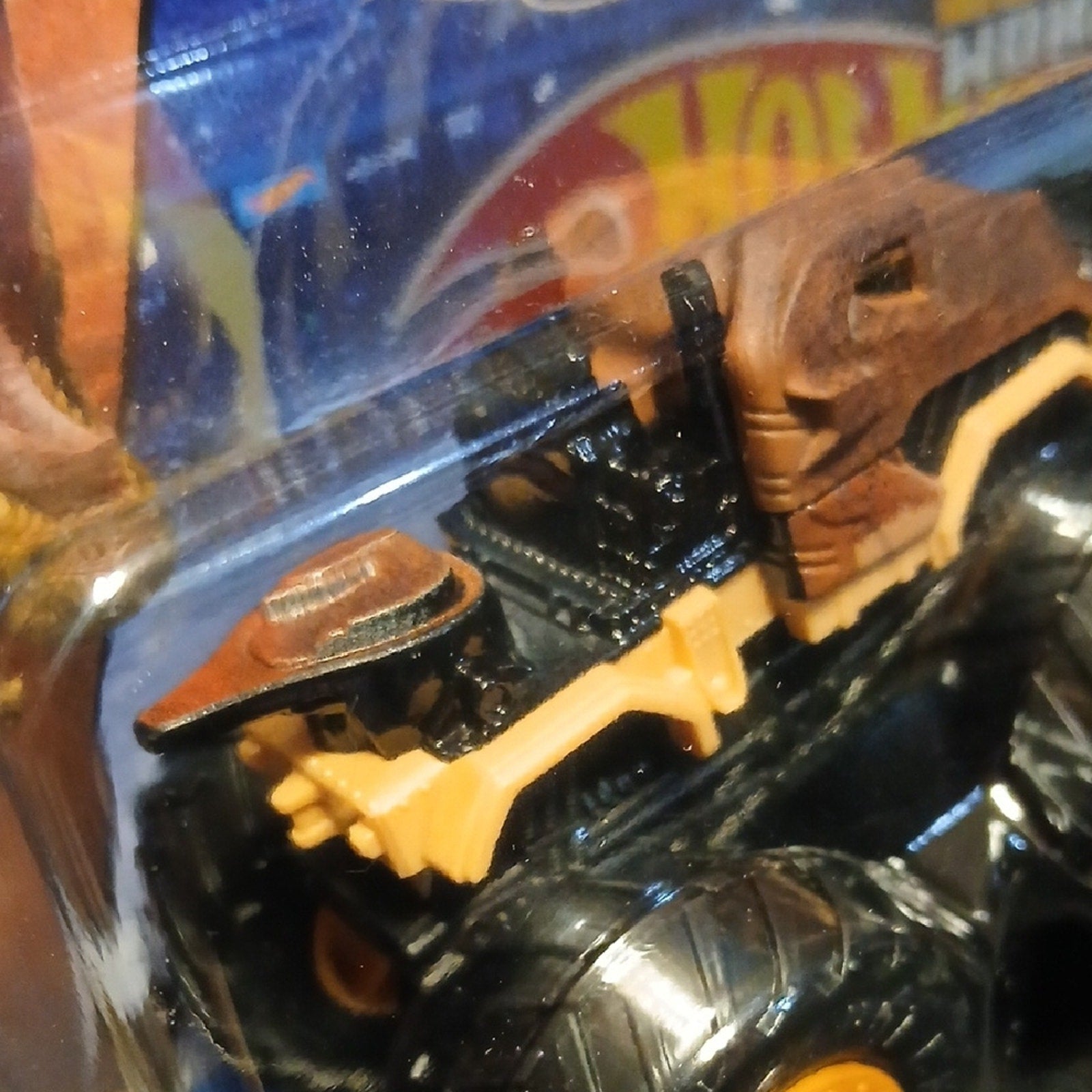 Tyrannosaurus REX VS TRICERATOPS Hot Wheels Monster Trucks Set - Brown  & Green