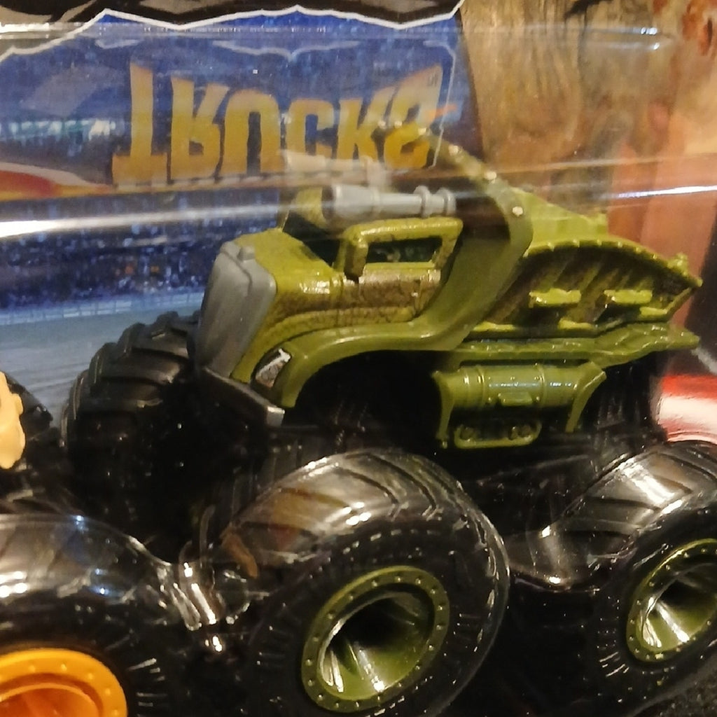 Tyrannosaurus REX VS TRICERATOPS Hot Wheels Monster Trucks Set - Brown  & Green