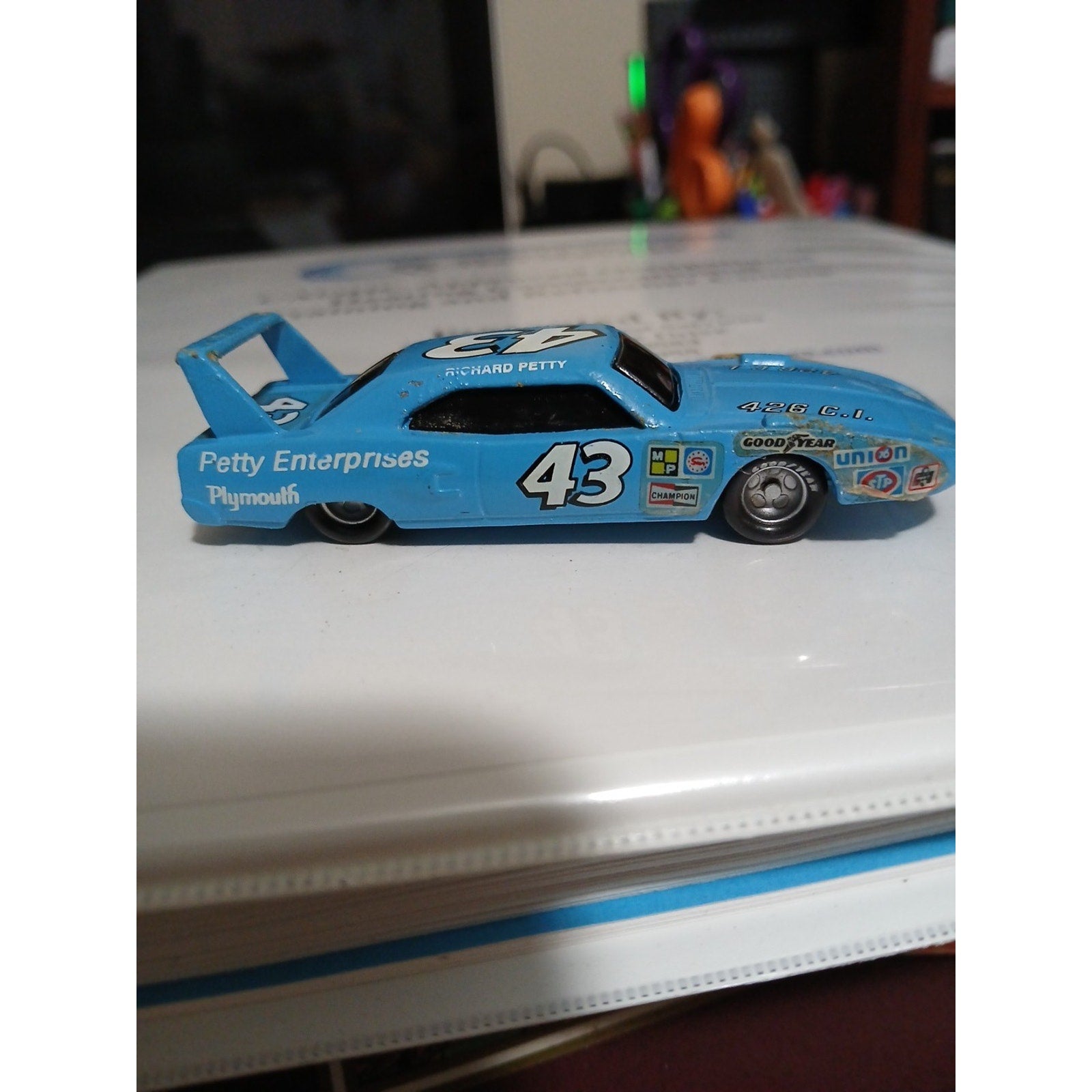 RICHARD PETTY VINTAGE MODEL 1970 PLYMOUTH SUPERBIRD RACING CHAMPIONS 1/64 CAR