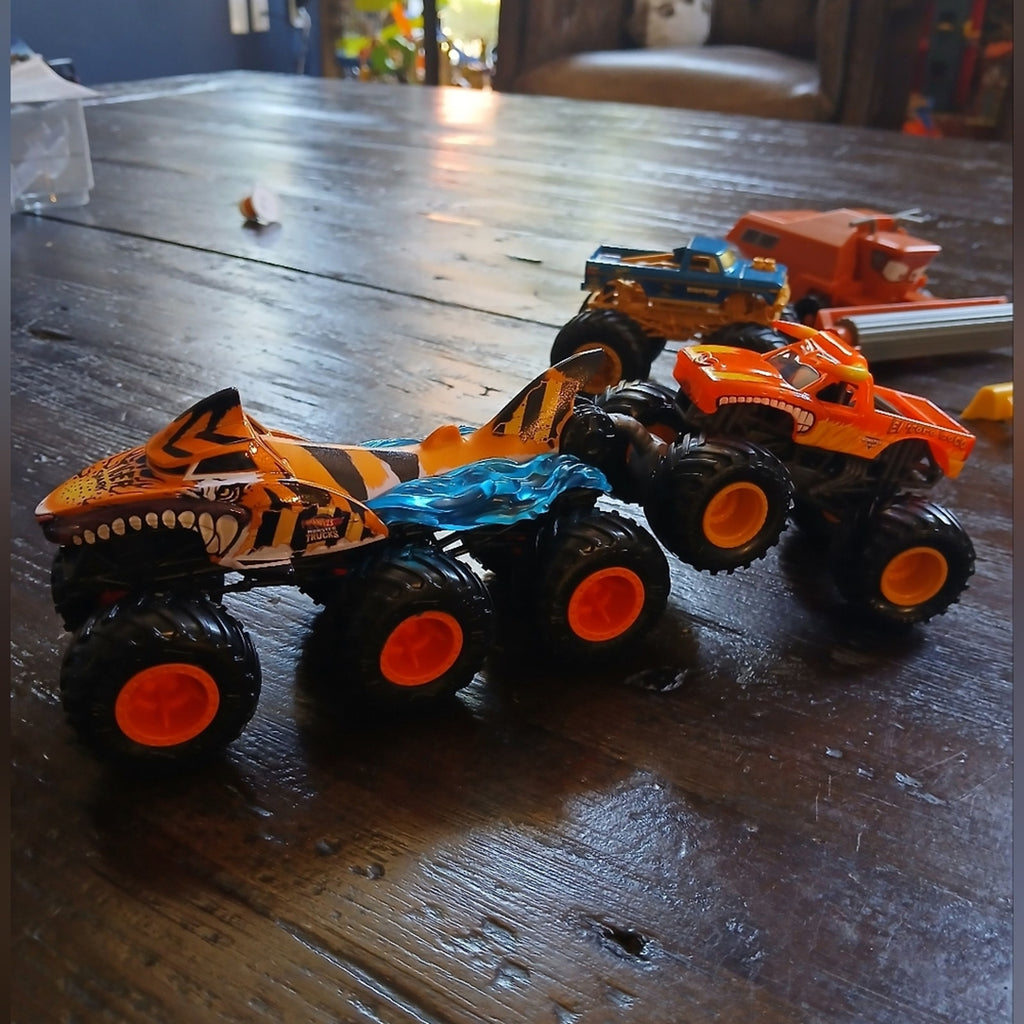 Hot Wheels Monster Trucks Tiger Shark Tow-truck (Unopened)