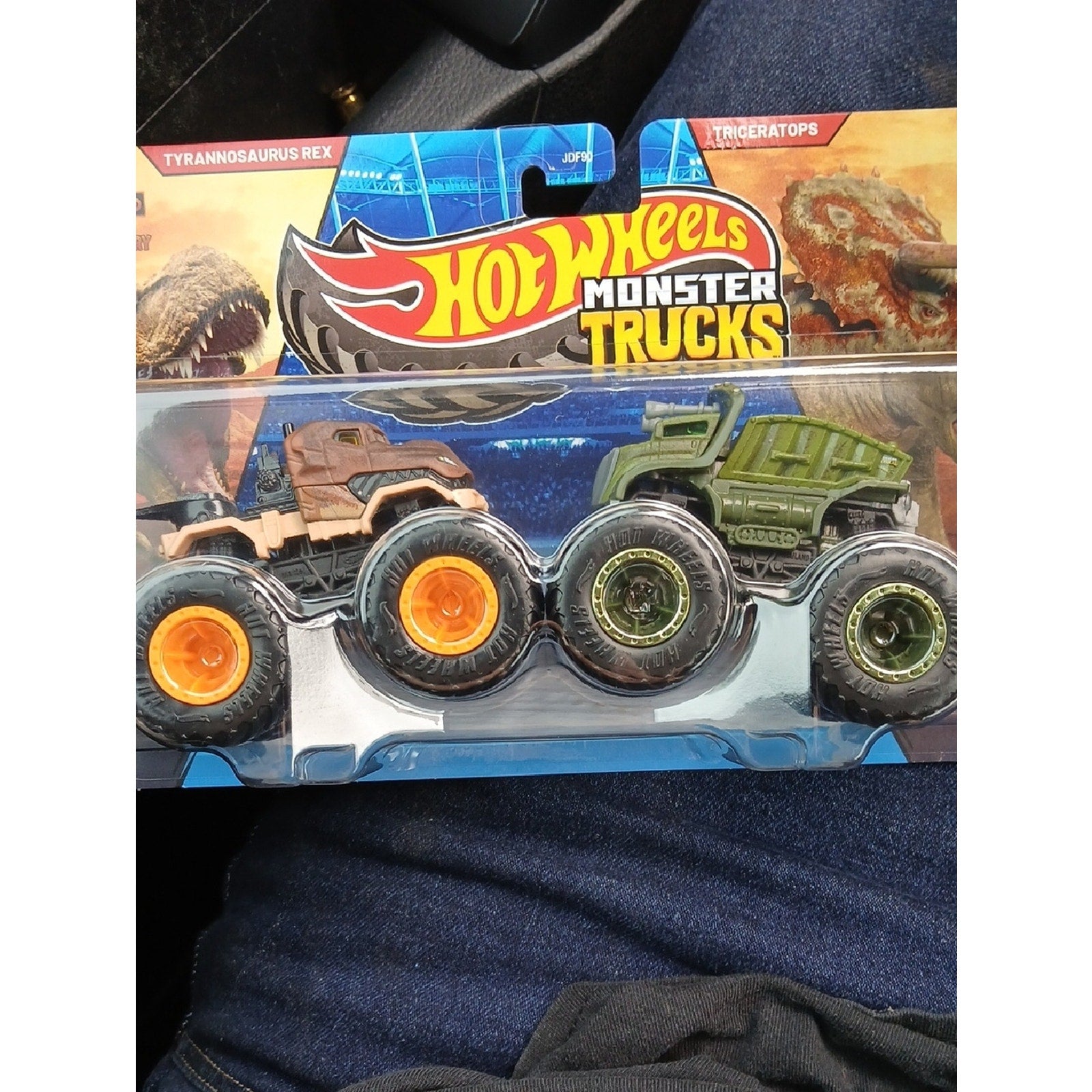 Tyrannosaurus REX VS TRICERATOPS Hot Wheels Monster Trucks Set - Brown  & Green